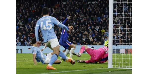 Gianluigi Donnarumma, infelizmente, falhou uma segunda defesa aos 93 minutos Gianluigi Donnarumma, infelizmente, falhou uma segunda defesa aos 93 minutos